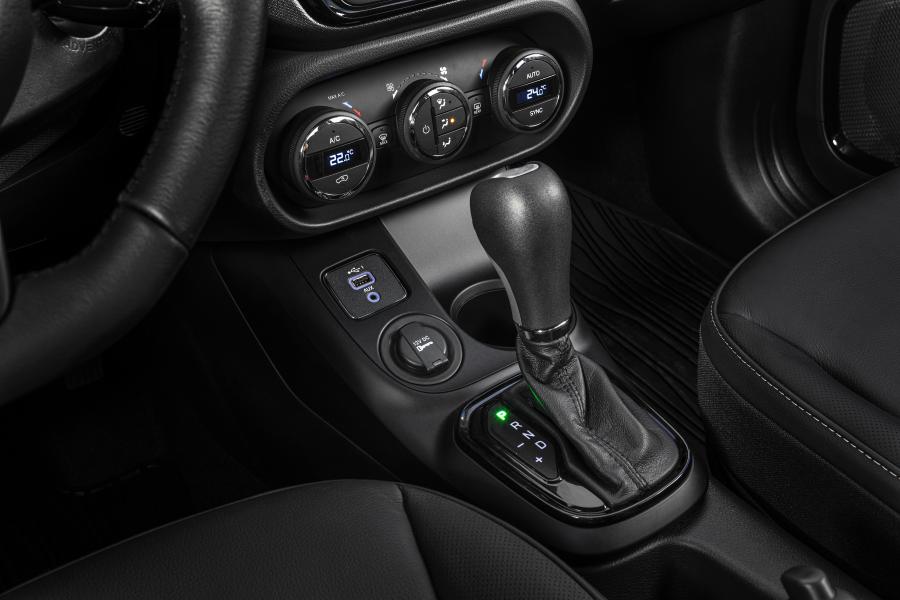 Детали интерьера Fiat Toro Freedom 1.8 Flex AT6 (226) 2019 года  (фото 8 из 12)
